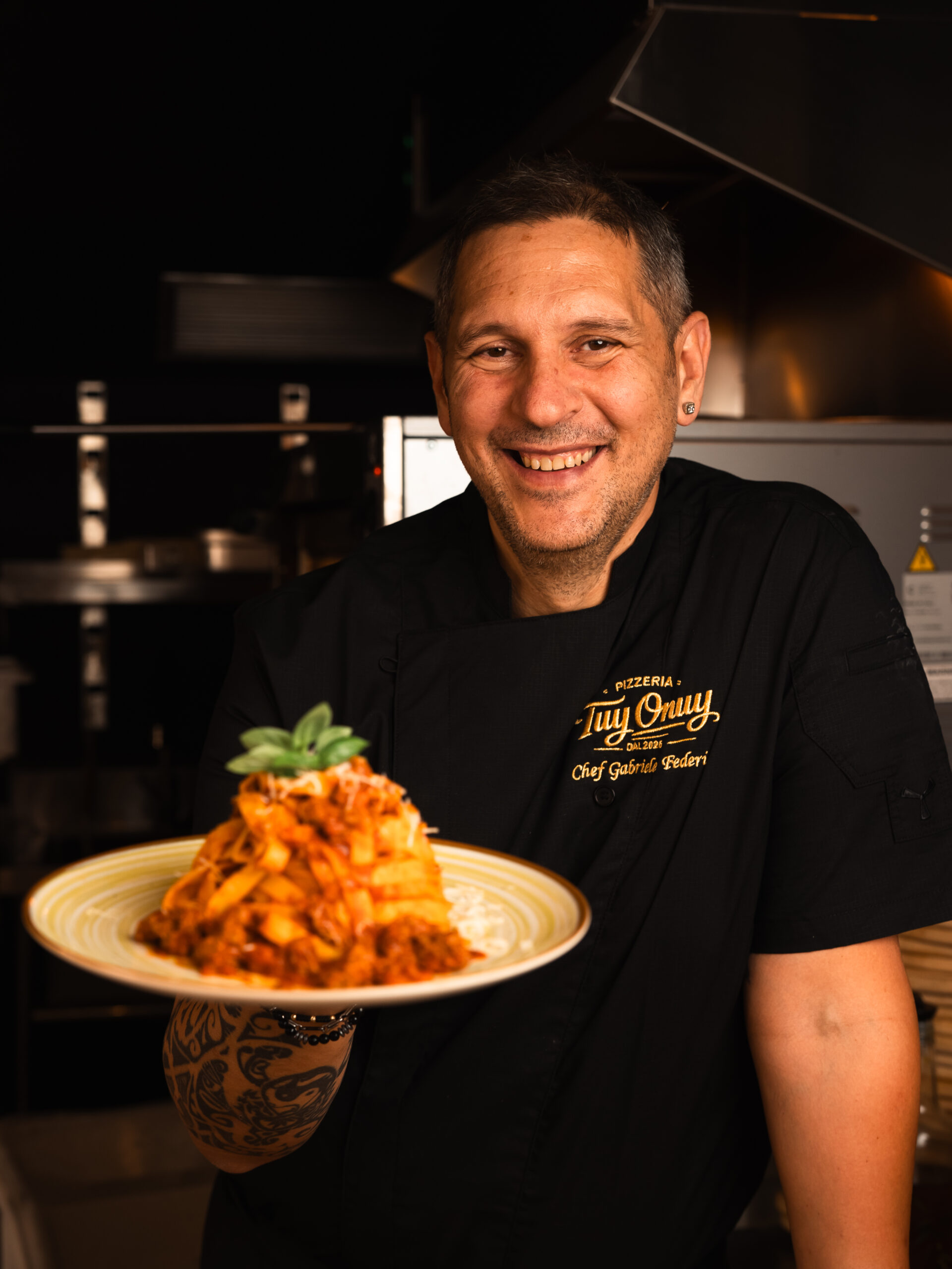 Шеф Габриеле Федеричи с чиния паста в Pizzeria Tuy Onuy